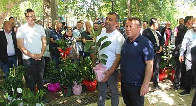Mut'ta belediye başkanına gönderilen tebrik çiçekleri ihtiyaç sahiplerine yardıma dönüştü