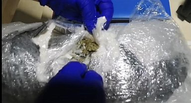 Naftalinle kaplanmış paketten esrar çıktı
