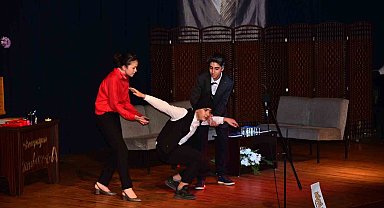 Nazilli'de öğrenciler tiyatro oyunu sergiledi