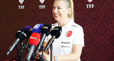 Necla Güngör Kıragası: "Kadın futbolunun gelişmesi için özveriyle çalışan oyuncularımız var"