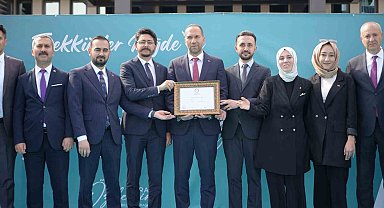 Niğde'de yeniden belediye başkanı seçilen Emrah Özdemir mazbatasını aldı