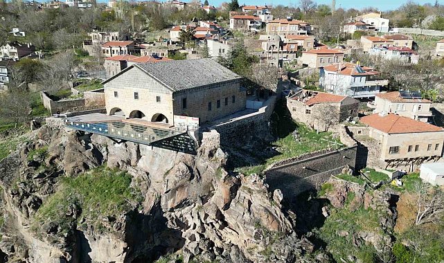 Niğde'nin cam terası manzarasıyla ziyaretçilerin ilgisini çekiyor