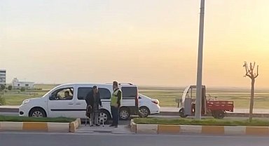 Nusaybin'de yolun karşısına geçemeyen yaşlı adama polis yardımcı oldu