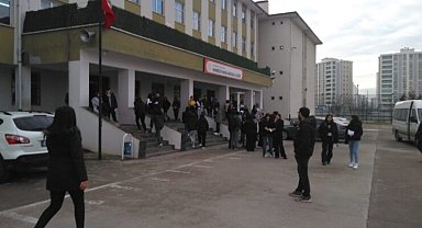 Öğrenciler bursluluk sınavında ter döktü