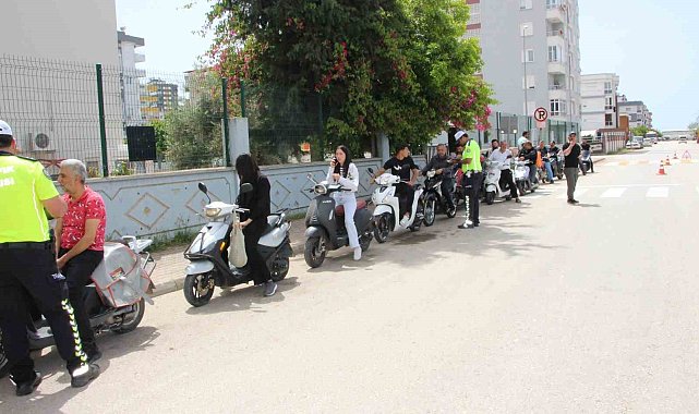 Öğrenciler sürücülere ücretsiz kask dağıttı