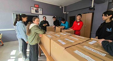 Öğrenciler topladıkları yardım malzemelerini ihtiyaç sahiplerine ulaştırdı