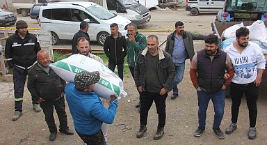 Ölen babası için 40 köyden 40 çiftçiye yulaf tohumu dağıttı