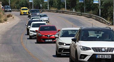 Ölüdeniz yolunda tatilcilerden araç kuyruğu