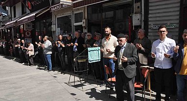Onlarca esnaf, Ramazan ayının son Cuma'sında ellerini semaya açtı