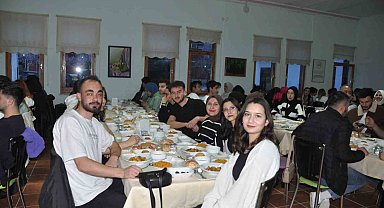 Onlarca öğrenci iftarda bir araya geldi