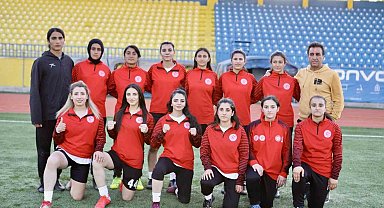 Önyargılara meydan okuyan Ağrı'nın tek kadın futbol takımı zirveye yükseliyor