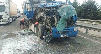 Osmaneli'nde tır kaza yaptı, sürücüsü yaralandı