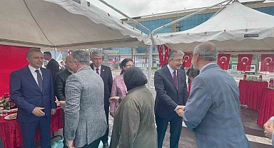 Osmaniye'de protokol üyeleri vatandaşlarla bayramlaştı