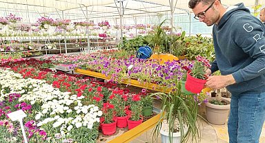 Otizimli çocuklar 200 farklı türde çiçek yetiştiriyor