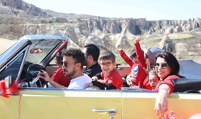 Otizmli çocuklar klasik arabalar ile Kapadokya turu yaptı