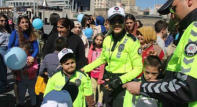 Otizmli çocuklar, polis oldu araç sorguladı
