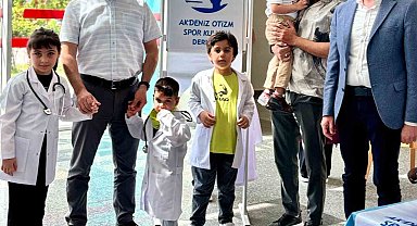 Otizmli çocuklara doktor önlüğü ve stetoskop hediye edildi