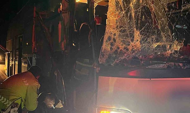 Otobüs arıza yapan kamyona çarptı: 1 yaralı