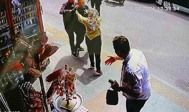 Otobüs şoförünün, cadde ortasında husumetlisinin saldırısına uğradığı anlar kamerada