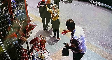 Otobüs şoförünün, cadde ortasında husumetlisinin saldırısına uğradığı anlar kamerada