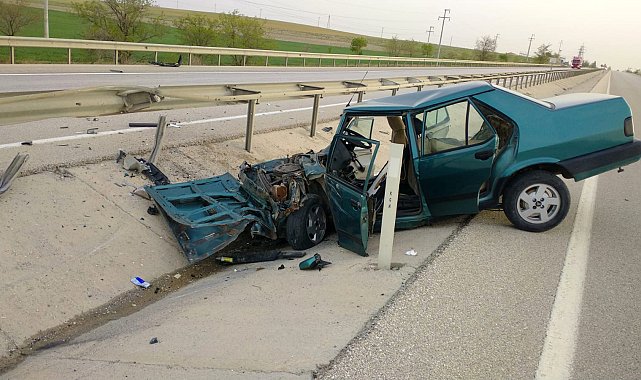 Otomobil bariyerlere çarptı: 2 yaralı