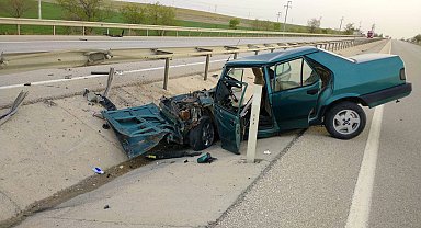 Otomobil bariyerlere çarptı: 2 yaralı