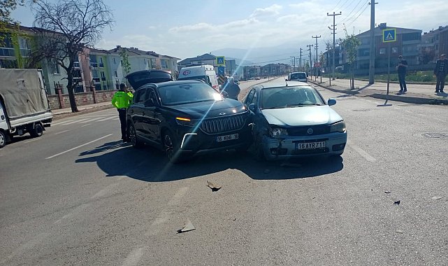 Otomobil ile cip çarpıştı: 3'ü çocuk 5 kişi yaralandı