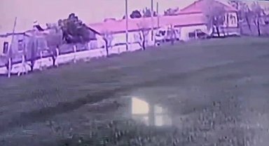 Otomobil ile kamyonetin çarpışma anı kamerada