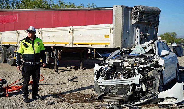 Otomobil servis aracı beleyen yayaya ve tır dorsesine çarptı: 1 ölü, 2 ağır yaralı
