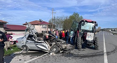 Otomobil traktöre çarptı. 1 ölü, 1 yaralı