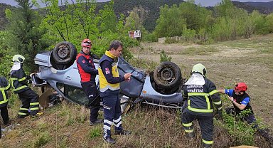 Otomobil yağmur nedeniyle kayganlaşan yolda takla attı