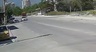Otomobile çarpan motosiklet sürücüsü metrelerce savruldu