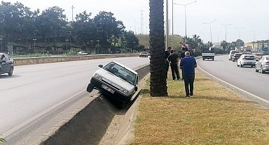 Otomobile çarptı tahliye kanalına devrildi
