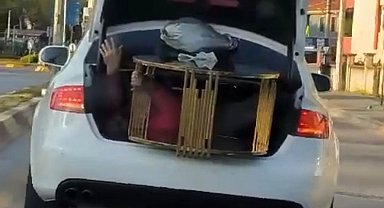 Otomobilin bagajında sehpa taşıyan vatandaşı görenler dönüp bir daha baktı