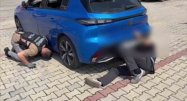Otomobilin tamponunda ve alt muhafaza korumasında 2 kilo 200 gram esrar çıktı