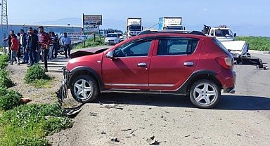 Otomobille çarpışan Tofaş ikiye bölündü: 1 yaralı