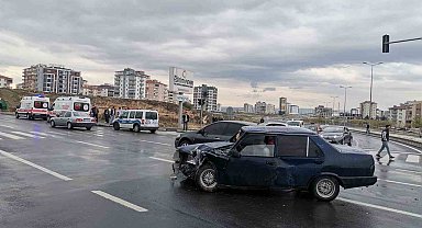 Otomobiller çarpıştı: 3 yaralı