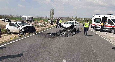 Otomobiller kafa kafaya çarpıştı: 7 yaralı