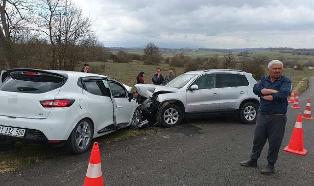 Otomobiller kafa kafaya çarpıştı: 8 yaralı