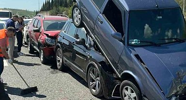 Otoyolda 9 araçlı zincirleme kazada ilginç görüntü: Araçlar üst üste çıktı