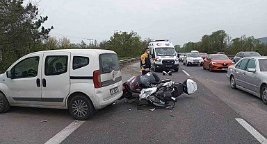Otoyolda hafif ticari araç ve iki motosiklet çarpıştı: 2 yaralı