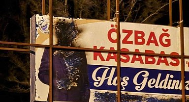 Özbağ Beldesinde eski belediye başkanının selamlama pankartı yakıldı