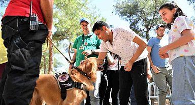 Özel öğrencilere, kurtarma köpeği eşliğinde terapi