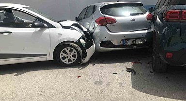 Park etmek isterken kontrolden çıkan otomobil, otomobillere çarparak durdu