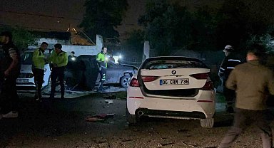 Park halindeki 2 araca çarpan sürücü aracı bırakarak kayıplara karıştı