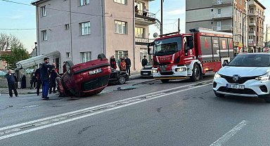 Park halindeki araca çarpan otomobil ters döndü: 1 yaralı