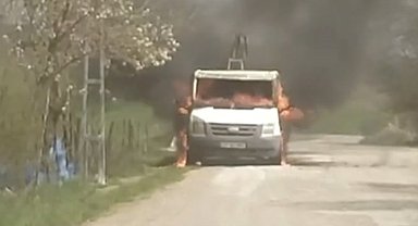 Park halindeki kamyonet alev alev yandı