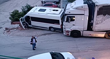 Park halindeyken freni patlayan tır minibüse çarptı