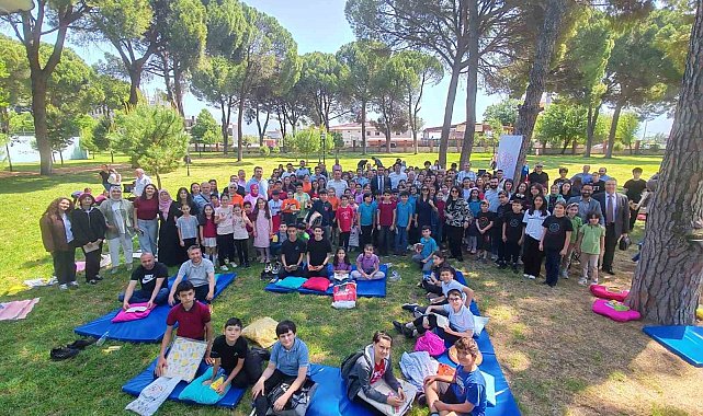 Parkta kitap okuma etkinliği düzenlendi