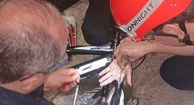 Parmağını bisiklet borusuna sıkıştıran çocuğun yardımına itfaiye yetişti